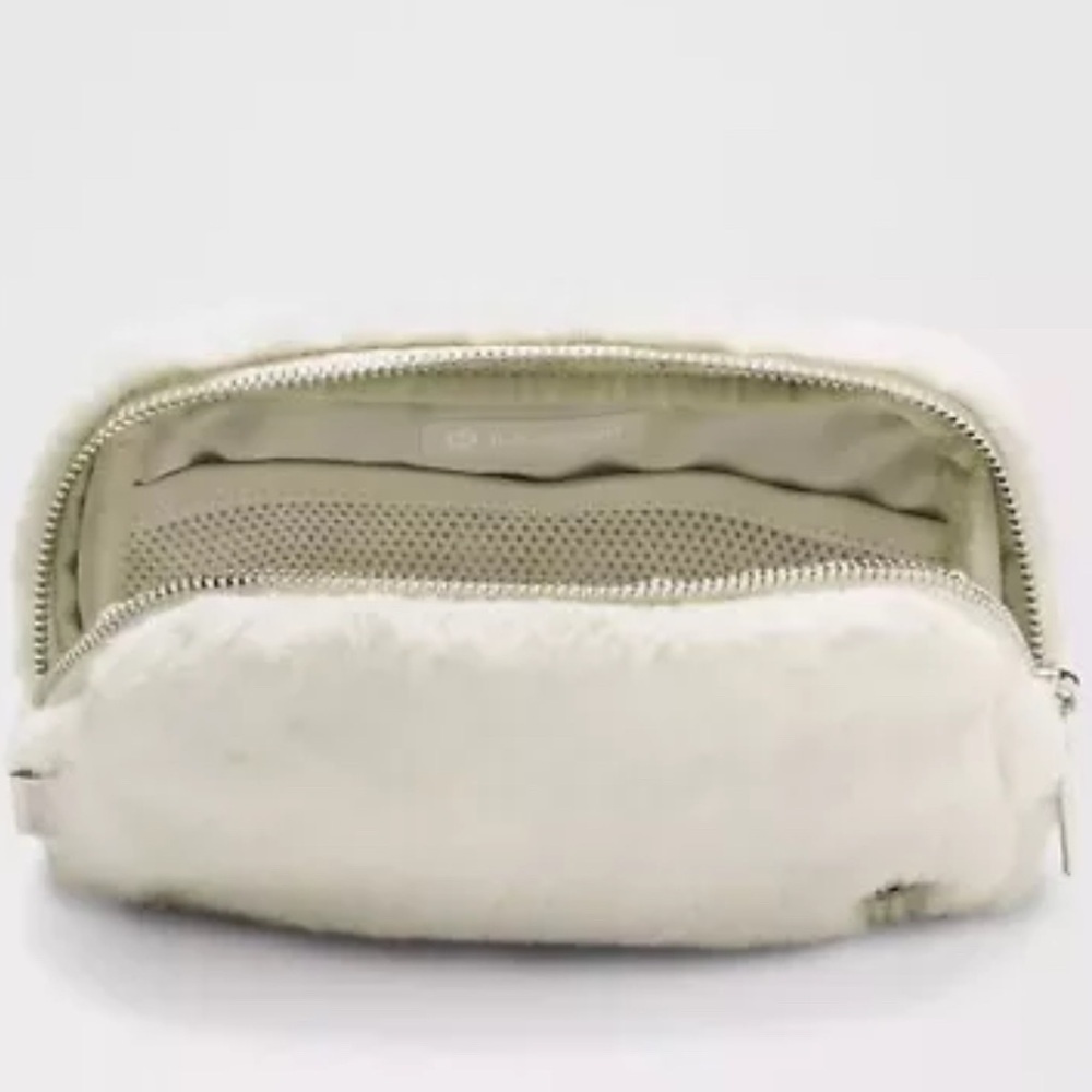 Authentic LULULEMON Plush Fleece Everywhere Belt Bag 1L Bone/ Silver NEW
NEW - Picture 2 of 12